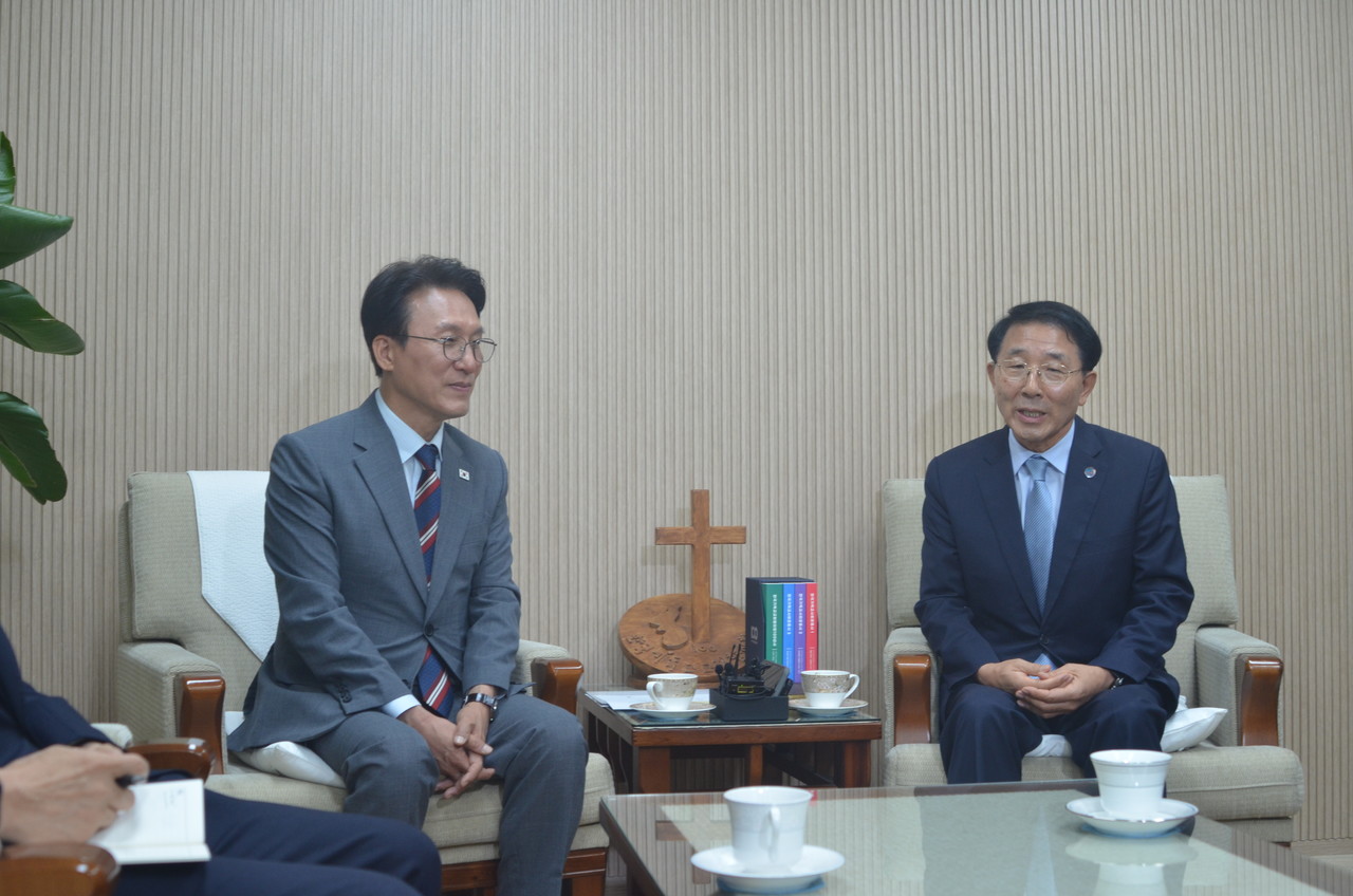김민석 국무총리가 지난 7월 25일 한국기독교교회협의회를 방문했다. (사진=한국기독교교회협의회 제공)