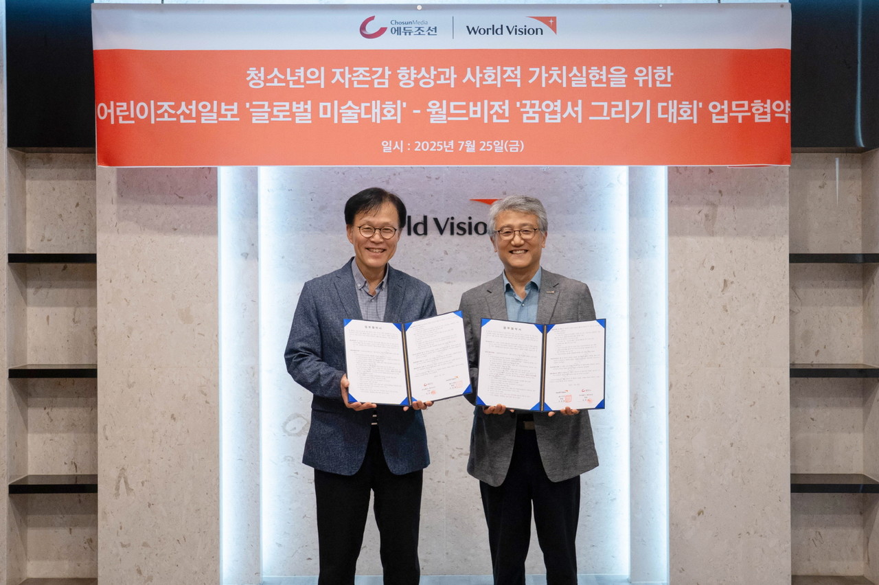 지난 7월 25일 월드비전이 어린이조선일보와 아이들에게 꿈과 희망의 메시지를 전하기 위한 업무협약을 체결했다. 사진은 (왼쪽부터) 홍성우 어린이조선일보 국장, 나윤철 월드비전 나눔사업부문 부문장이 업무협약 체결 후 기념사진을 남기는 모습. (사진=월드비전 제공)