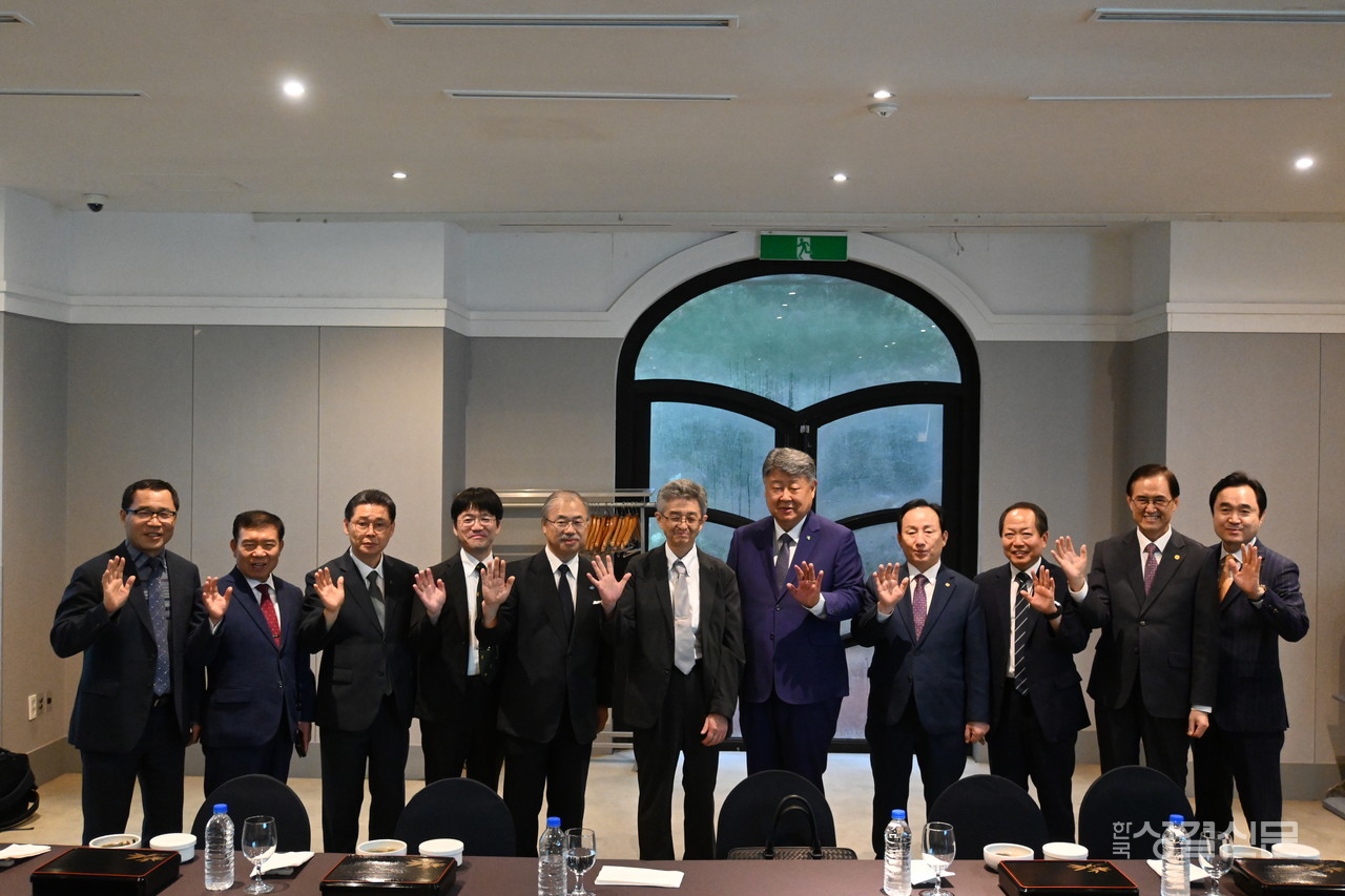 한국교회총연합은 지난 8월 13일 서울 강서구 메이필드호텔 이원홀에서 상임회장회의를 개최했다. 사진은 일본복음동맹 관계자들을 환영하고 있는 한교총 관계자들.