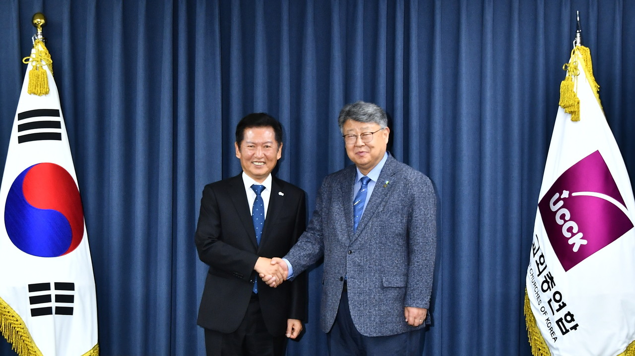 더불어민주당 정청래 대표가 8월 18일 한국교회총연합을 방문해 김종혁 대표회장과 환담했다. (사진=한국교회총연합 제공)