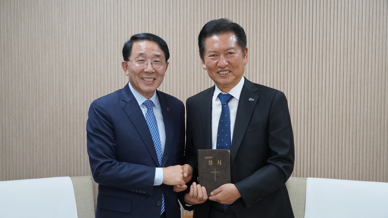 더불어민주당 정청래 대표가 지난 8월 18일 한국기독교교회협의회를 방문해 김종생 총무와 환담했다. (사진=한국기독교교회협의회 제공)