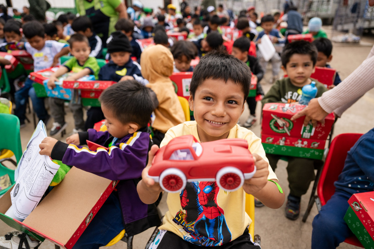 OCC선물상자를 받은 페루 어린이. (사진=사마리안퍼스 한국지부 제공)