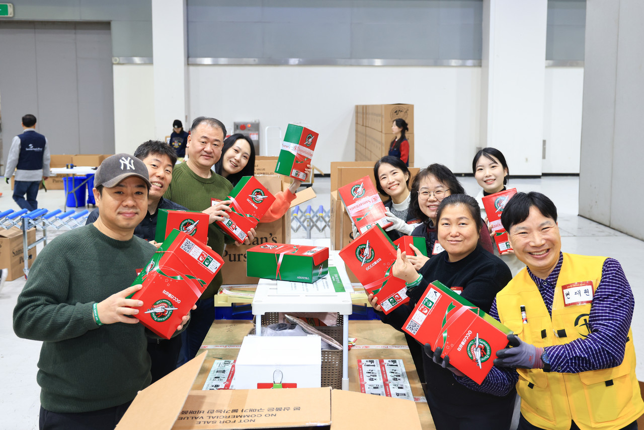 OCC선물상자 프로세싱 센터 봉사에 참여한 자원봉사자들. (사진=사마리안퍼스 제공)