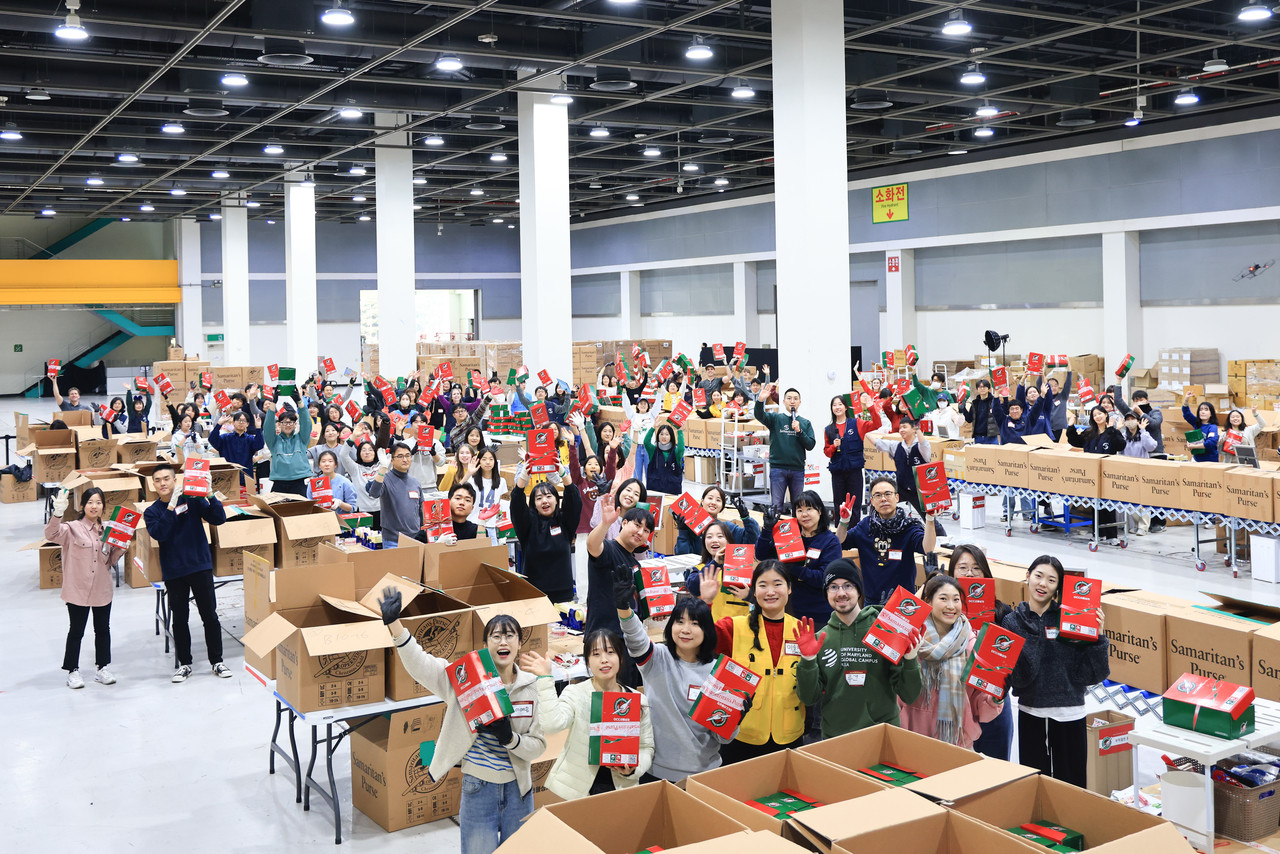 OCC선물상자 프로세싱 센터 봉사에 참여한 자원봉사자들. (사진=사마리안퍼스 제공)