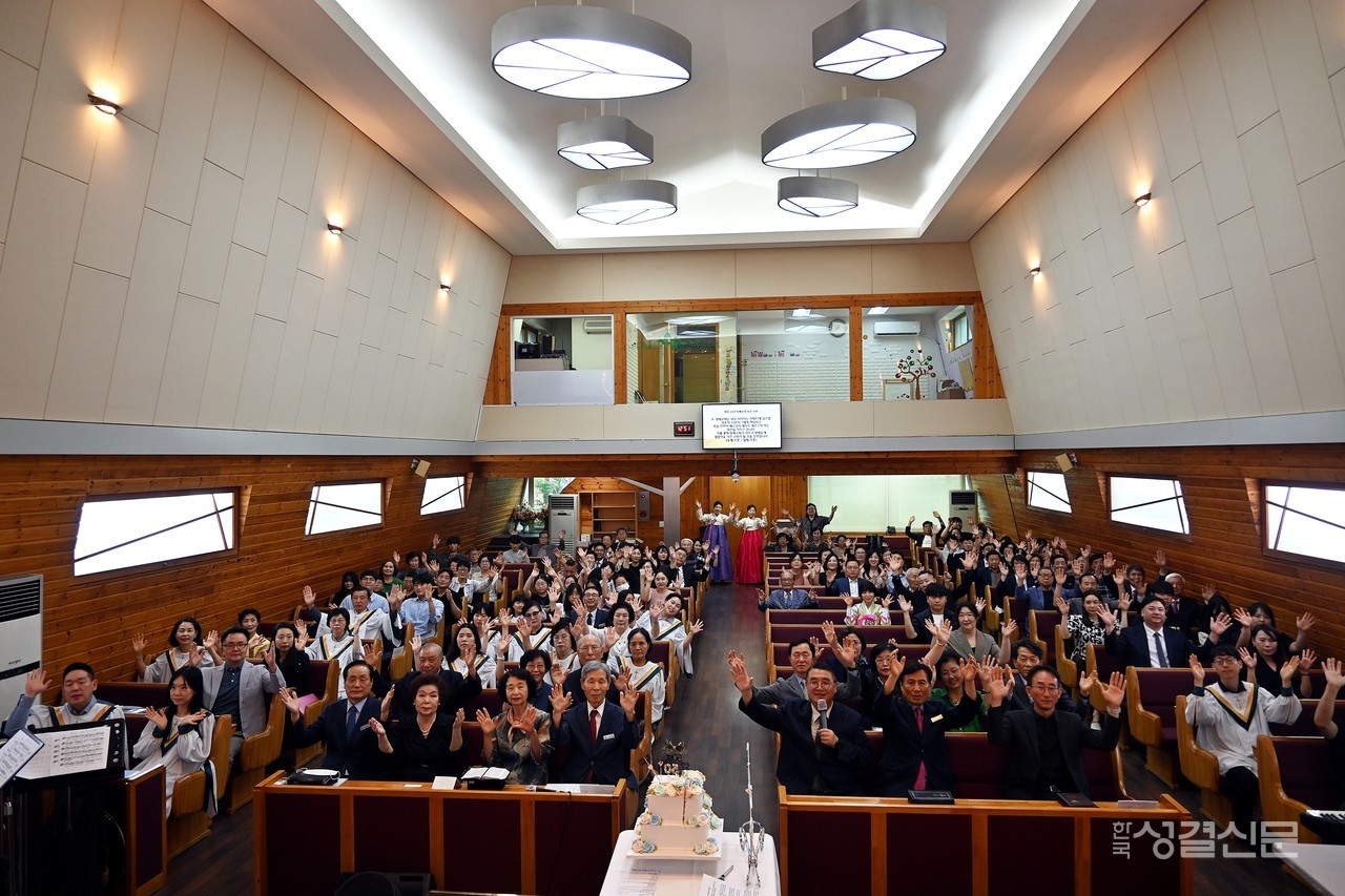 방배교회는 8월 31일 창립 50주년 기념예배를 드리고 목양교회로의 비전을 선포했다.