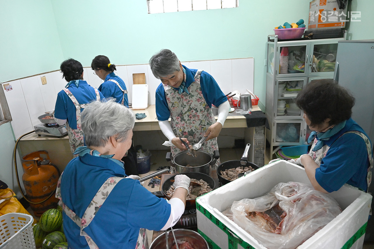 찜통같은 작은 주방에서  250명 점심식사를  준비하는 식사봉사팀