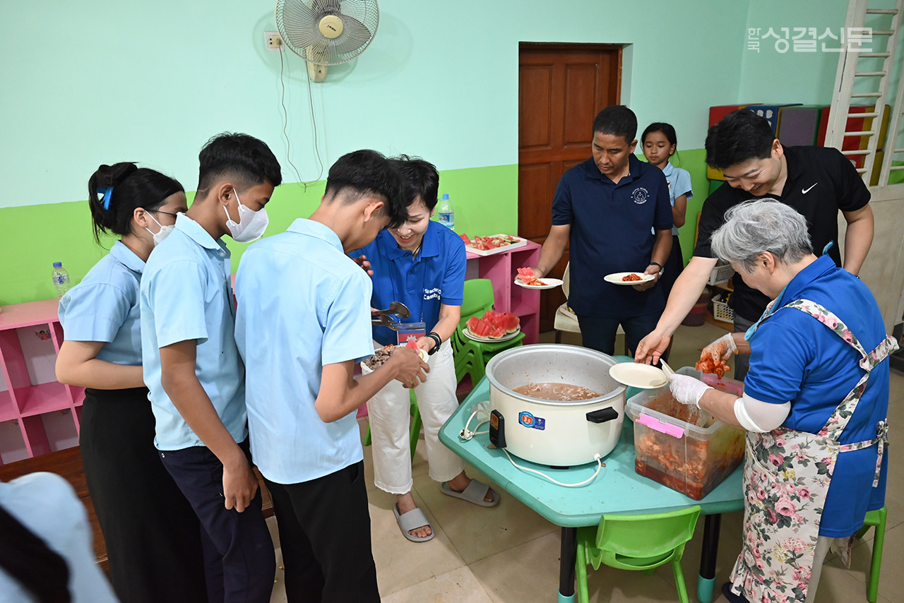 맛있는  불고기와  김치, 시원한 수박  등  별미  반찬을  아이들에게  배식하는  모습..