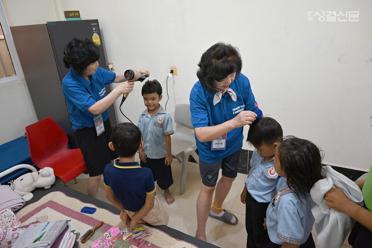 머리말리고  묶고  꾸며주는  일이 별거아니라  생각했지만  계속  밀려드는  아이들 떄문에 숨돌릴 틈없이  봉사하는  선교팀..