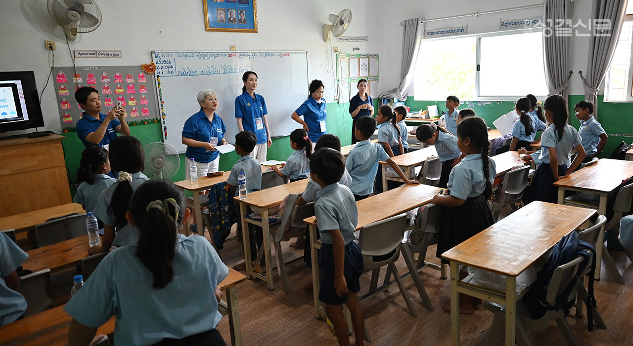 영어로 찬양부르고 신나는 율동까지 함께하니 아이들의 이목이 집중됐다.