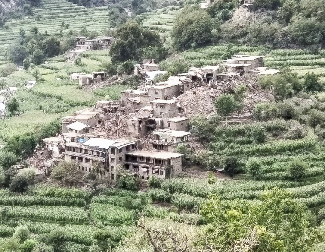 지난 9월 1일 규모 6.0 지진으로 큰 피해를 입은 아프가니스탄 동부의 마을 모습. 진흙과 목재로 지어진 많은 주택이 붕괴됐다. (사진=월드비전 제공)