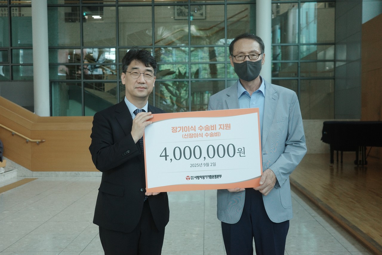 왼쪽부터 본부 김동엽 상임이사와 신장이식인 박원규 선교사. (사진=사랑의장기기증운동본부 제공)