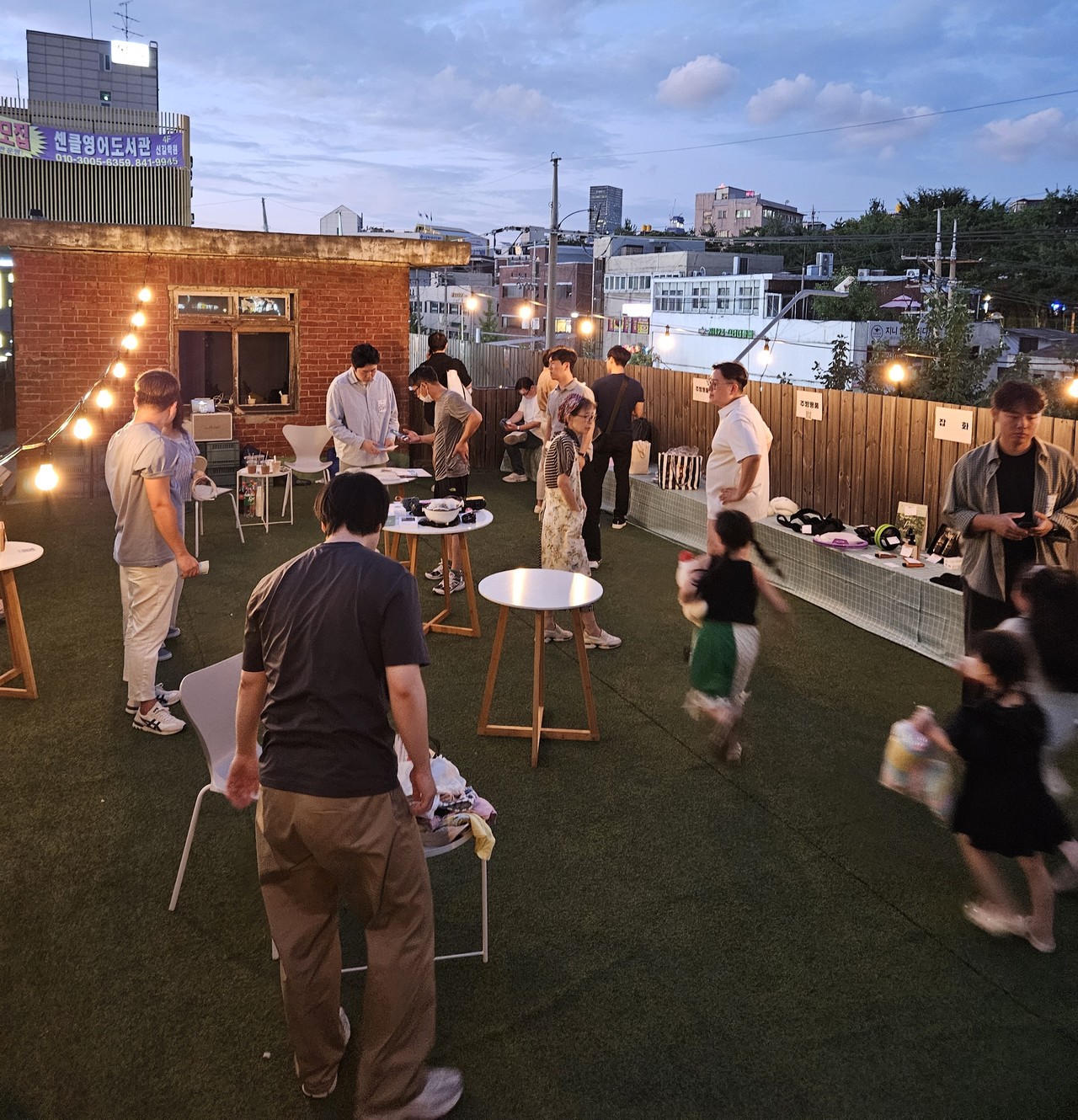 우리가본교회는 지난 9월 7일 히즈보울에서 대중전도 프로젝트의 일환으로 루프탑 플리마켓을 열고 지역사회와 성도 간의 따뜻한 교제를 나눴다. (사진=우리가본교회 제공)