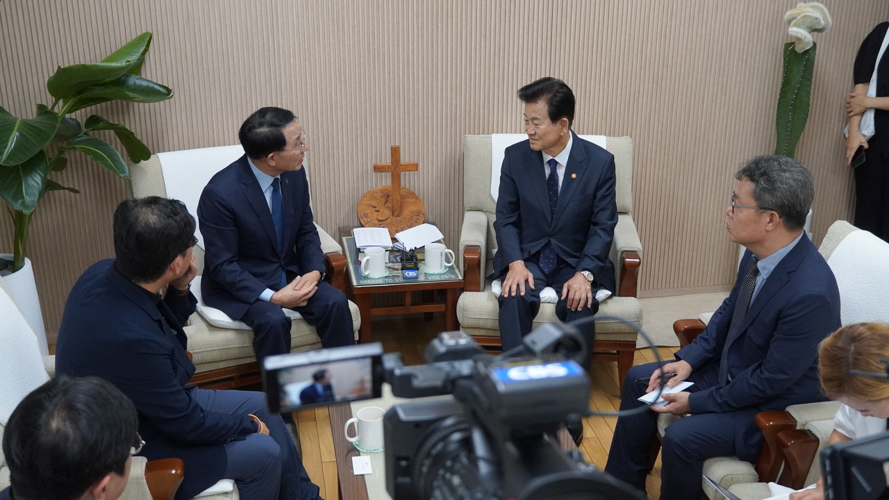 정동영 통일부 장관이 9월 12일 한국기독교교회협의회를 방문해 김종생 총무와 환담했다. (사진=한국기독교교회협의회 제공)