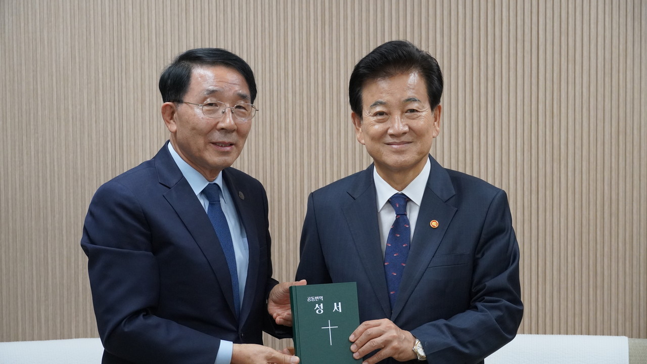 정동영 통일부 장관이 9월 12일 한국기독교교회협의회를 방문해 김종생 총무와 환담했다. (사진=한국기독교교회협의회 제공)