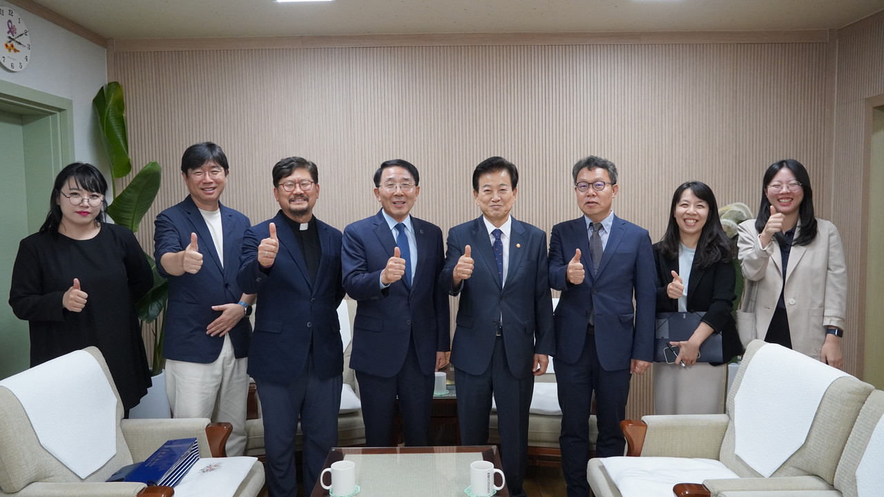 정동영 통일부 장관이 9월 12일 한국기독교교회협의회를 방문해 김종생 총무와 환담했다. (사진=한국기독교교회협의회 제공)
