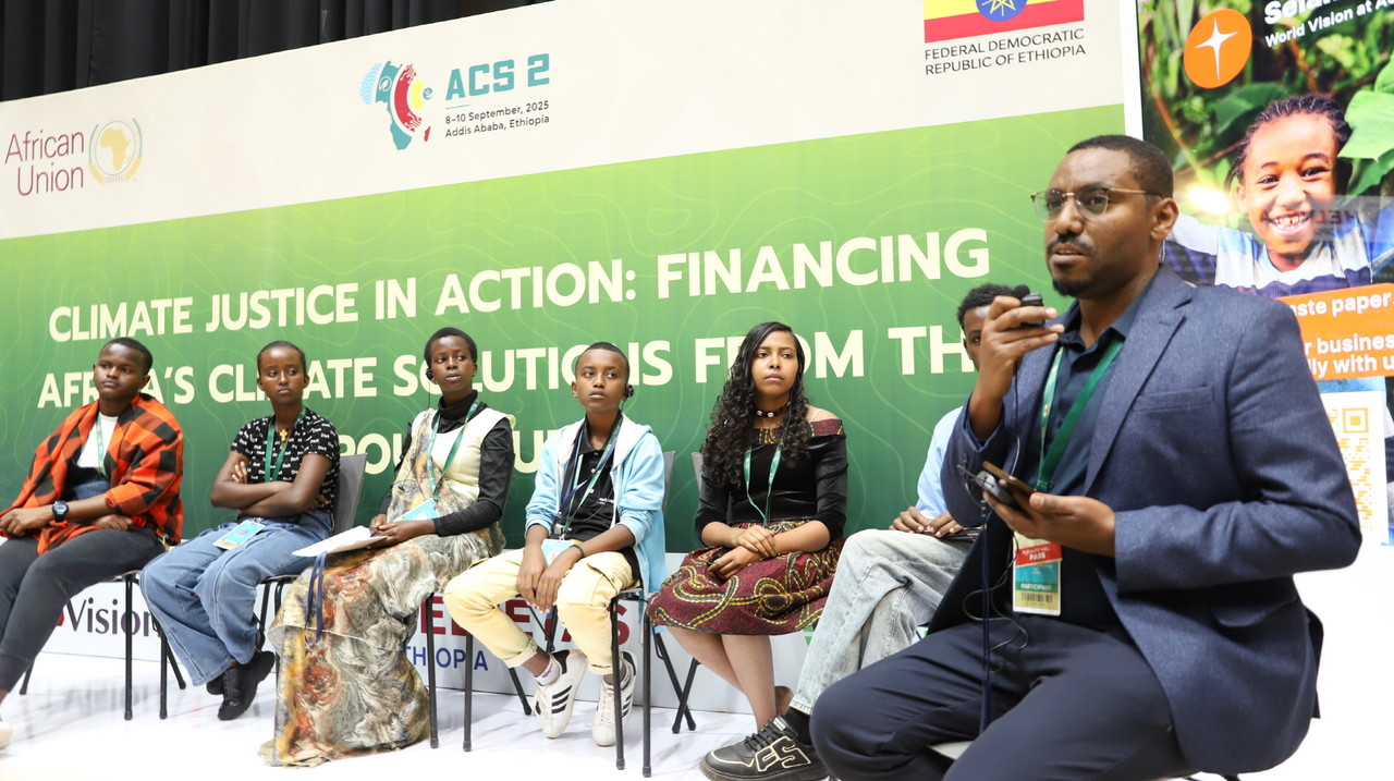 제2차 아프리카 기후정상회의(ACS2) 파빌리온 세션에서 월드비전의 ‘농민주도 산림·토지 복원 사업’이 소개되고, 아동·청년들이 기후위기에 대한 의견을 나누고 있다.(사진=월드비전 제공)