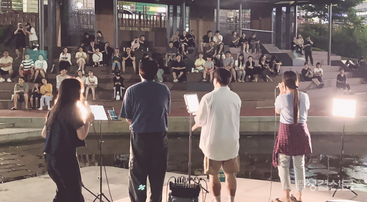 달빛교회는 청년들이 중심이 되어 월리를 찾아라’를 패러디한 예수를 찾아라 전도 등 특색 있는 전동를 선보이고 있다. 사진은 버스킹 중인 달빛교회 성도들. 