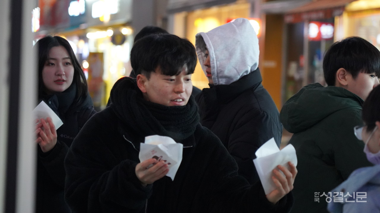 호빵전도를 하고 있는 달빛교회 사역자들과 성도들.
