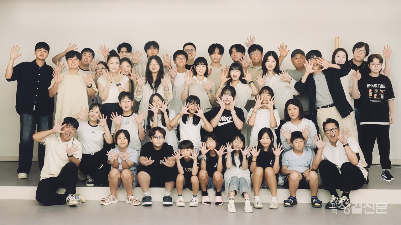 최현 목사와 달빛교회 성도들.