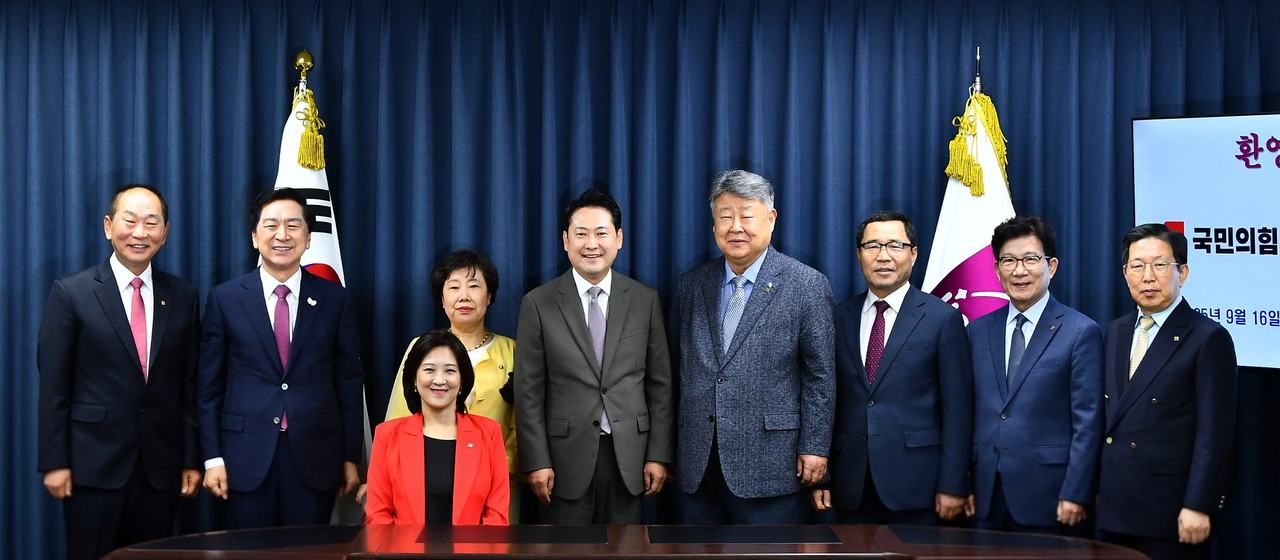 국민의힘 장동혁 대표가 지난 9월 16일 한국교회총연합을 방문하고, 대표회장 김종혁 목사, 공동대표회장 박병선 목사와 환담했다. (사진=한국교회총연합 제공)