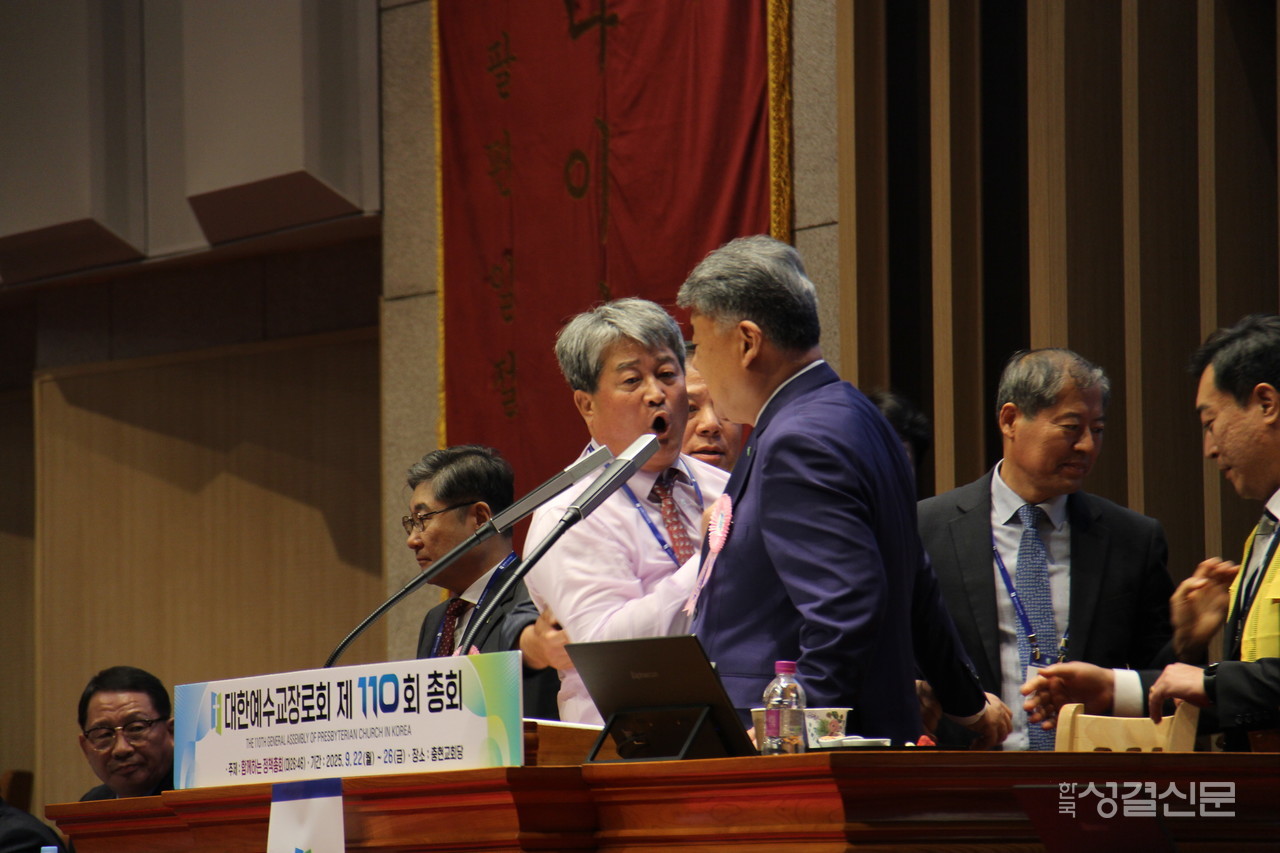 예장합동 제110회 정기총회에서 강단에 올라 김종혁 총회장에게 항의하고 있는 한 총대의 모습.