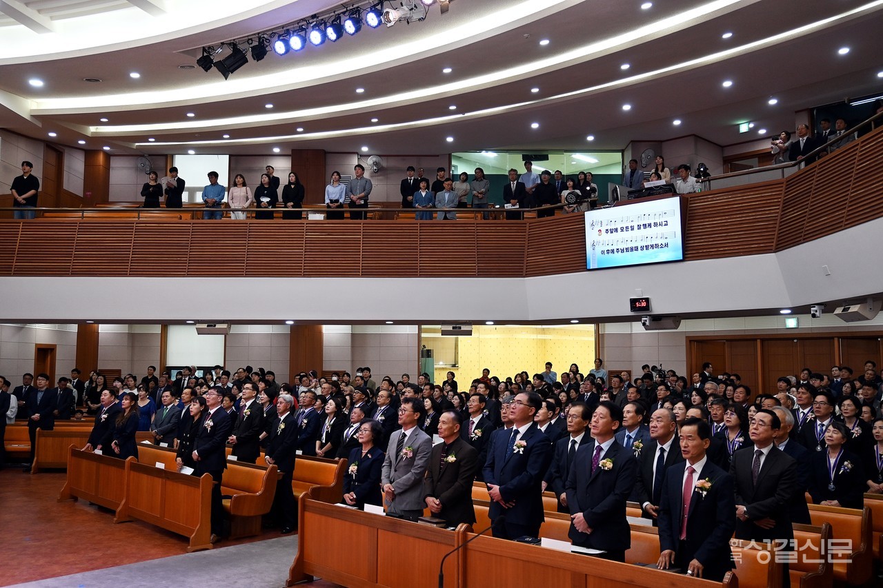 여주교회는 지난 9월 28일 장로장립 및 권사취임 감사예배를 드리고 새로운 일꾼들을 세웠다.