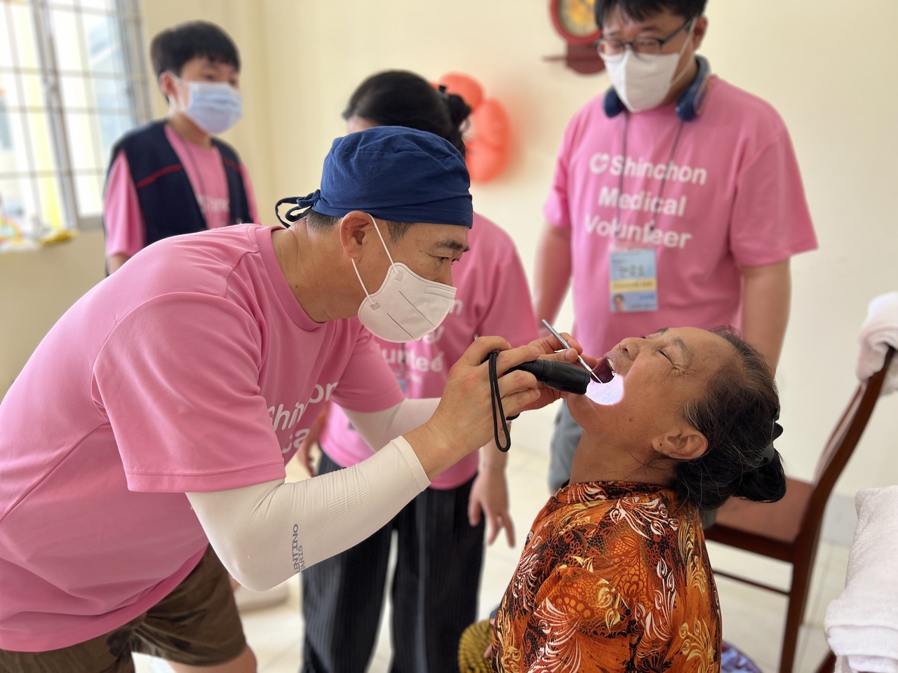 13팀은 베트남에서 의료·미용 사역으로 아픈 이들을 위로했다.