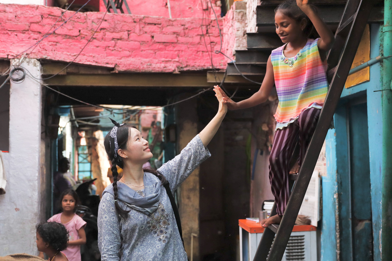 21팀 청년들이 인도에서 어린이들을 사랑과 정성으로 섬겼다.