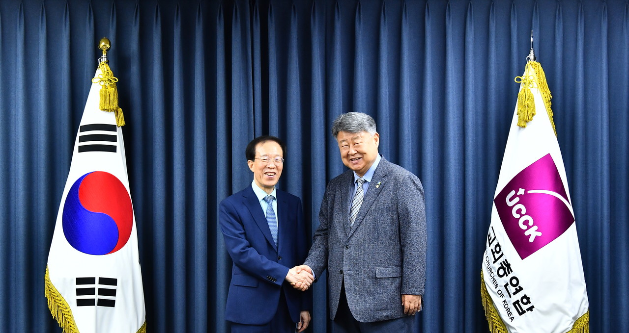 국민통합위원회 이석연 위원장이 지난 9월 30일 한국교회총연합(이하 한교총)을 예방해 대표회장 김종혁 목사, 공동대표회장 박병선 목사와 환담했다. (사진=한국교회총연합 제공)