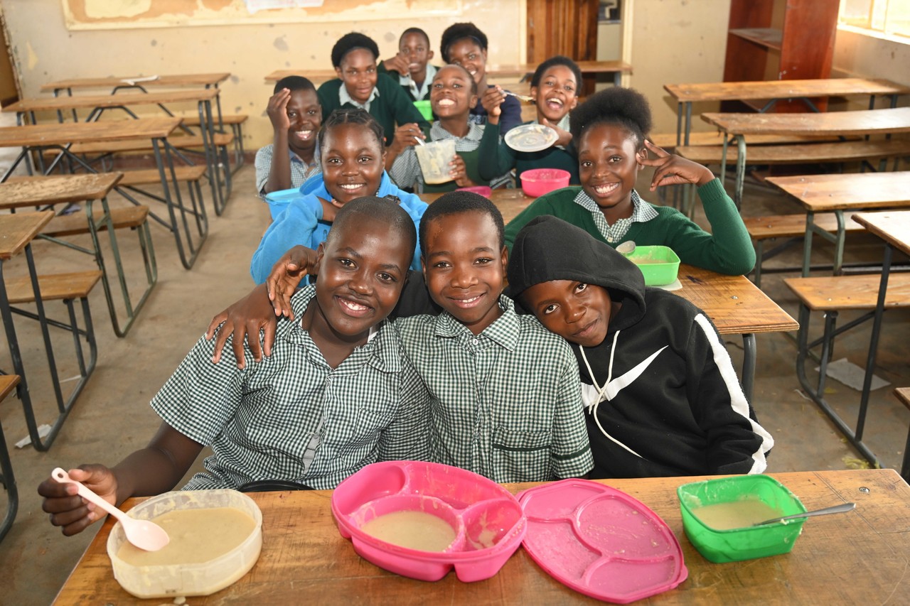 아프리카 잠비아 아동들이 학교 급식을 먹고 있는 모습. (사진=월드비전 제공)