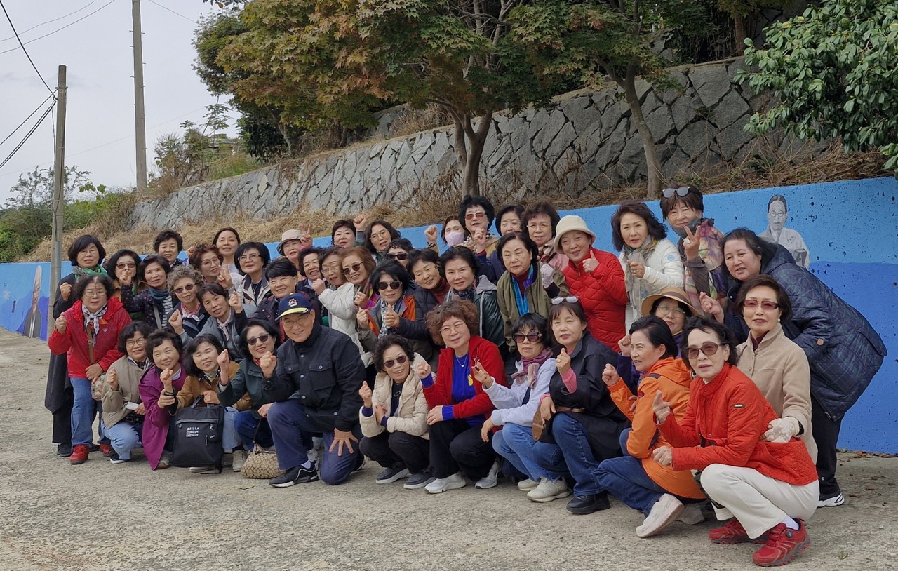 김준곤 목사 벽화를 탐방한 평택순복음교회 강헌식 목사와 권사들. (사진=세계성시화운동본부 제공)
