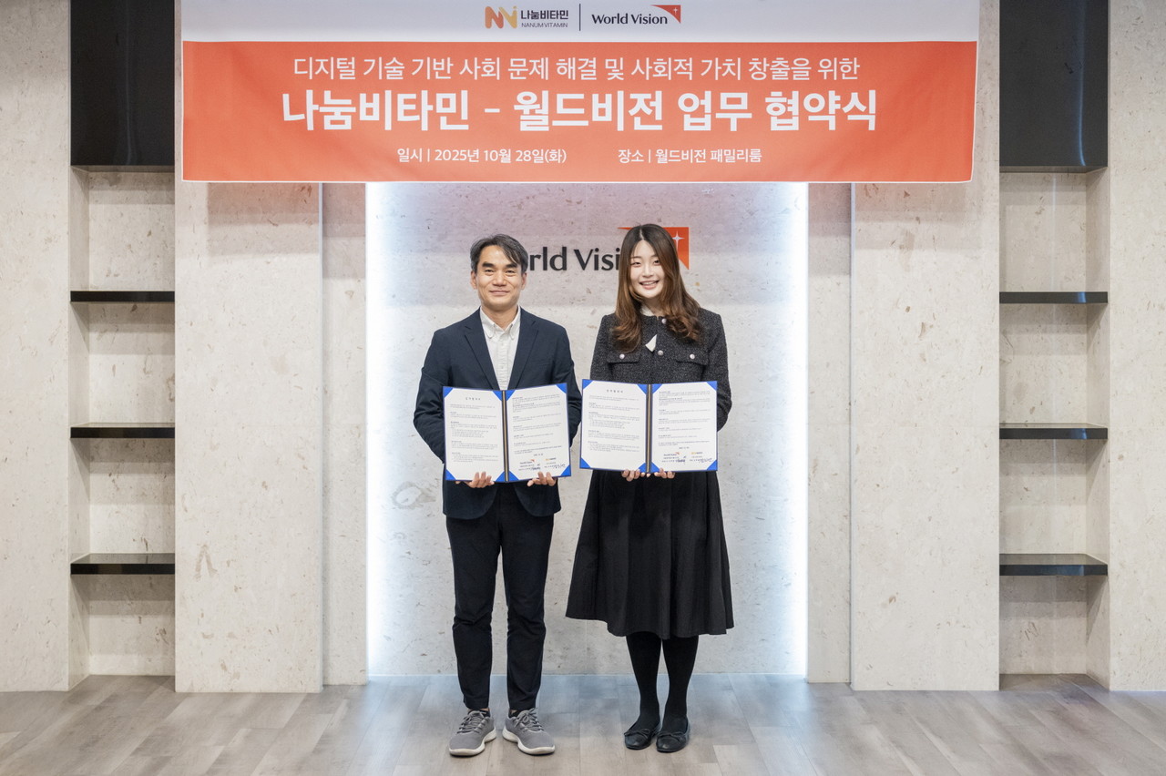 (왼쪽부터) 월드비전 김성태 지속가능파트너십본부 본부장과 나눔비타민 김하연 대표가 업무협약 체결 후 기념사진을 촬영하고 있다. (사진=월드비전 제공)