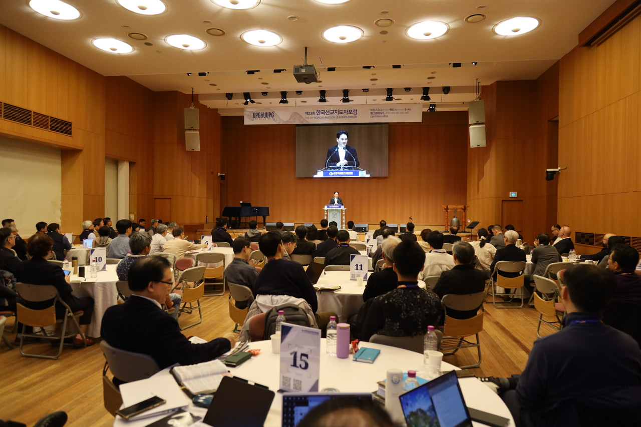 해외선교위원장 김형배 목사가 한선지포 첫날 저녁 집회에서 말씀을 전했다.