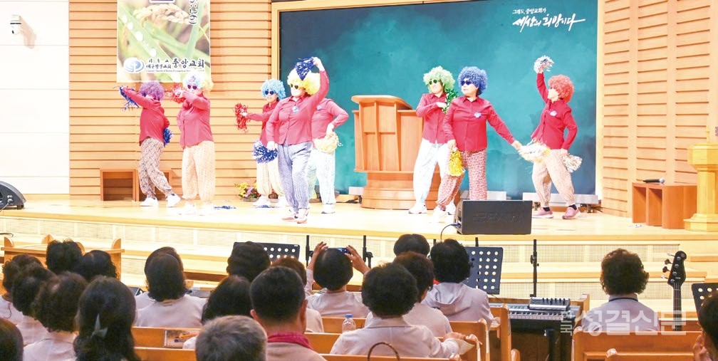 전국의 성결교회가 추수감사절 예배를 드리고 하나님의 은혜에 감사하는 시간을 가졌다. 사진은 중앙교회 찬양대회