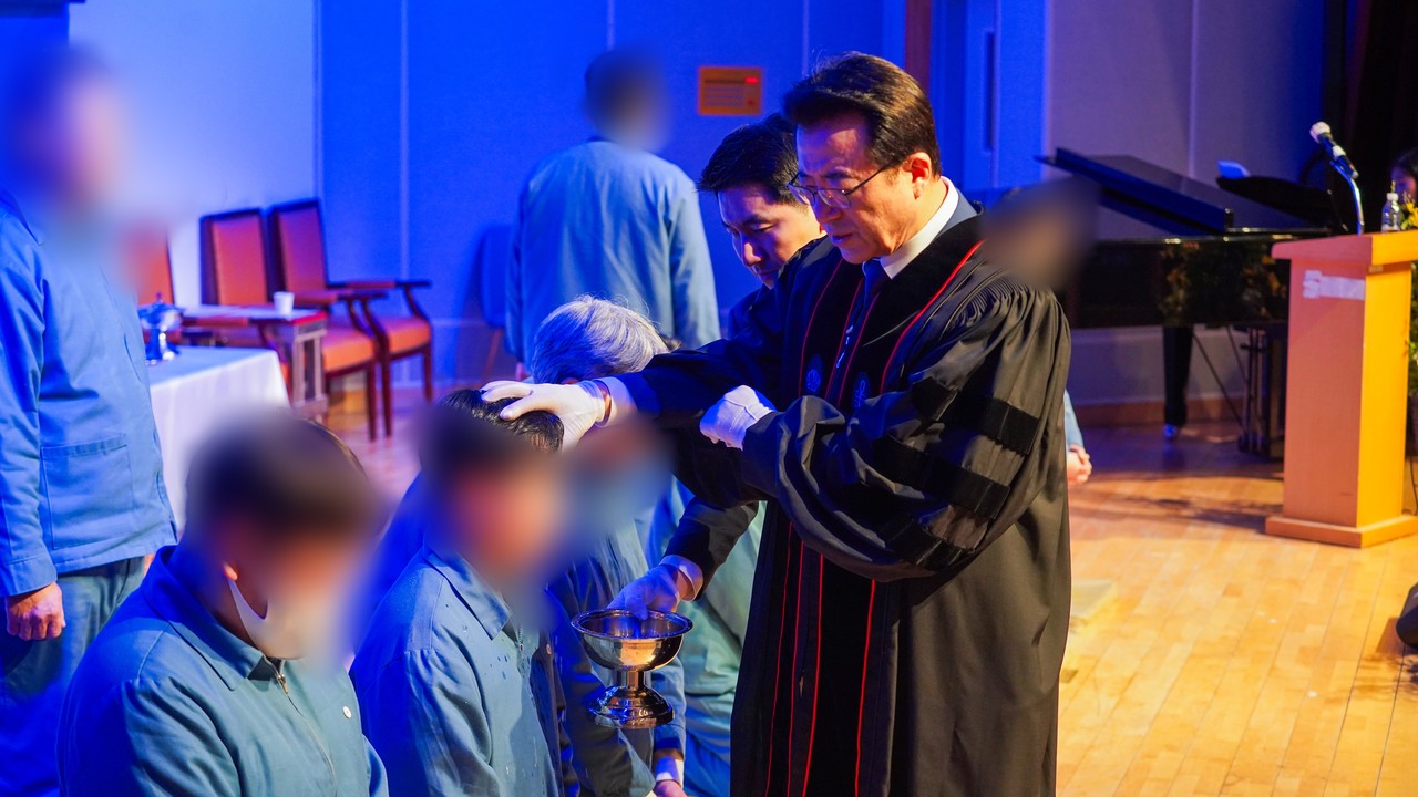 소망교도소는 지난 11월 18일 '2025년 하반기 세례식'을 개최했다. (사진=소망교도소 제공)