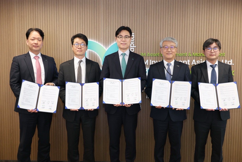 (왼쪽부터) 류시웅 iM증권 본부장, 이일구 해피빈 대표, 성태문 iM금융그룹 부사장, 나윤철 월드비전 나눔사업부문 CMO, 이승한 시그널리포트 대표가 업무협약 체결 후 기념사진을 촬영하고 있다. (사진=월드비전 제공)