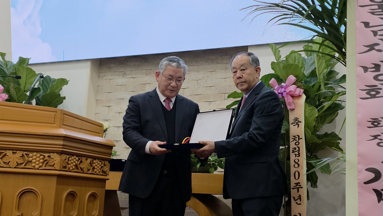 청파교회 성찬용 목사가 우종일 원로장로(오른쪽)에게 원로장로 추대패를 전달했다.