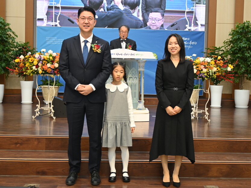 김에벤 담임목사와 가족